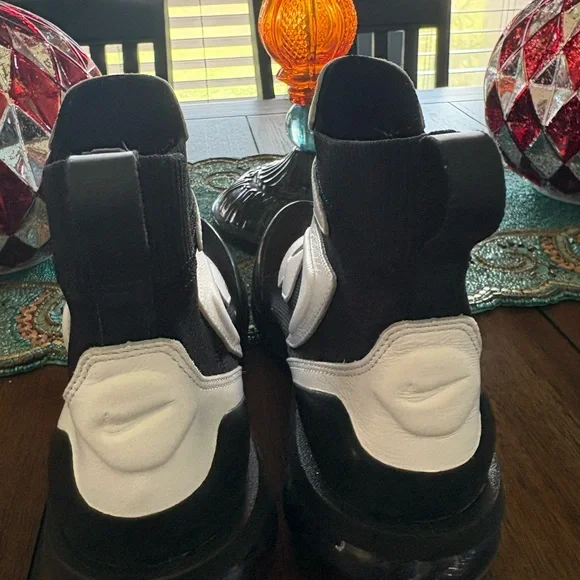 Nike Women's Black and White Vapormax Sneakers - Picture 6 of 11